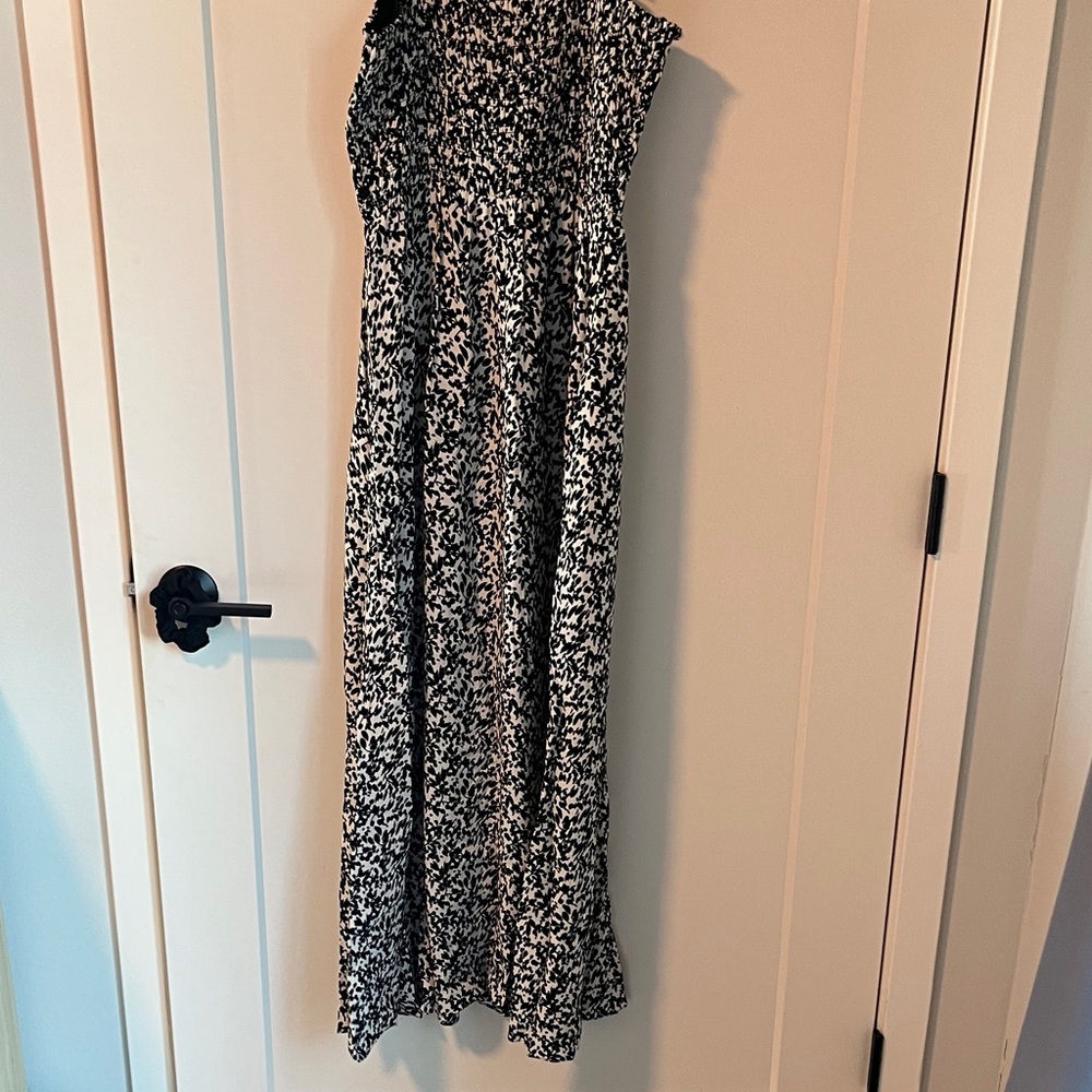 Elegant Black and White Floral Maxi Dress - Picture 4 of 4